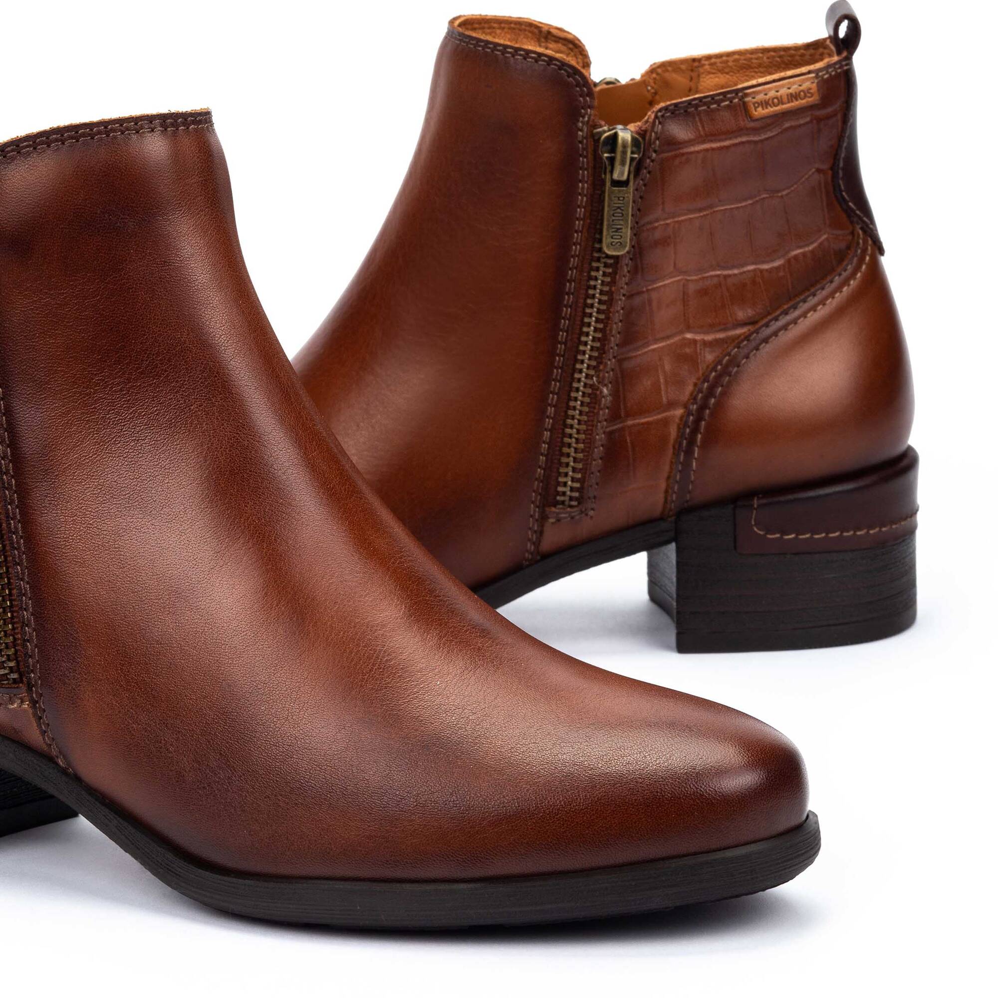 Botte cheville à talon Málaga avec fermeture éclair pour femme.
